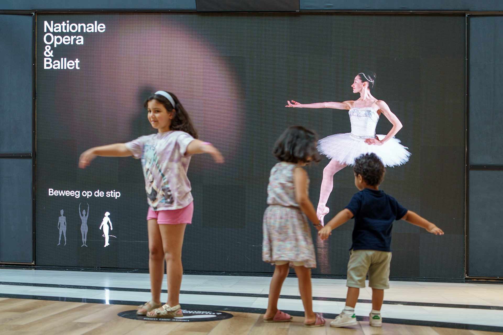 Kinderen dansen met ballerina